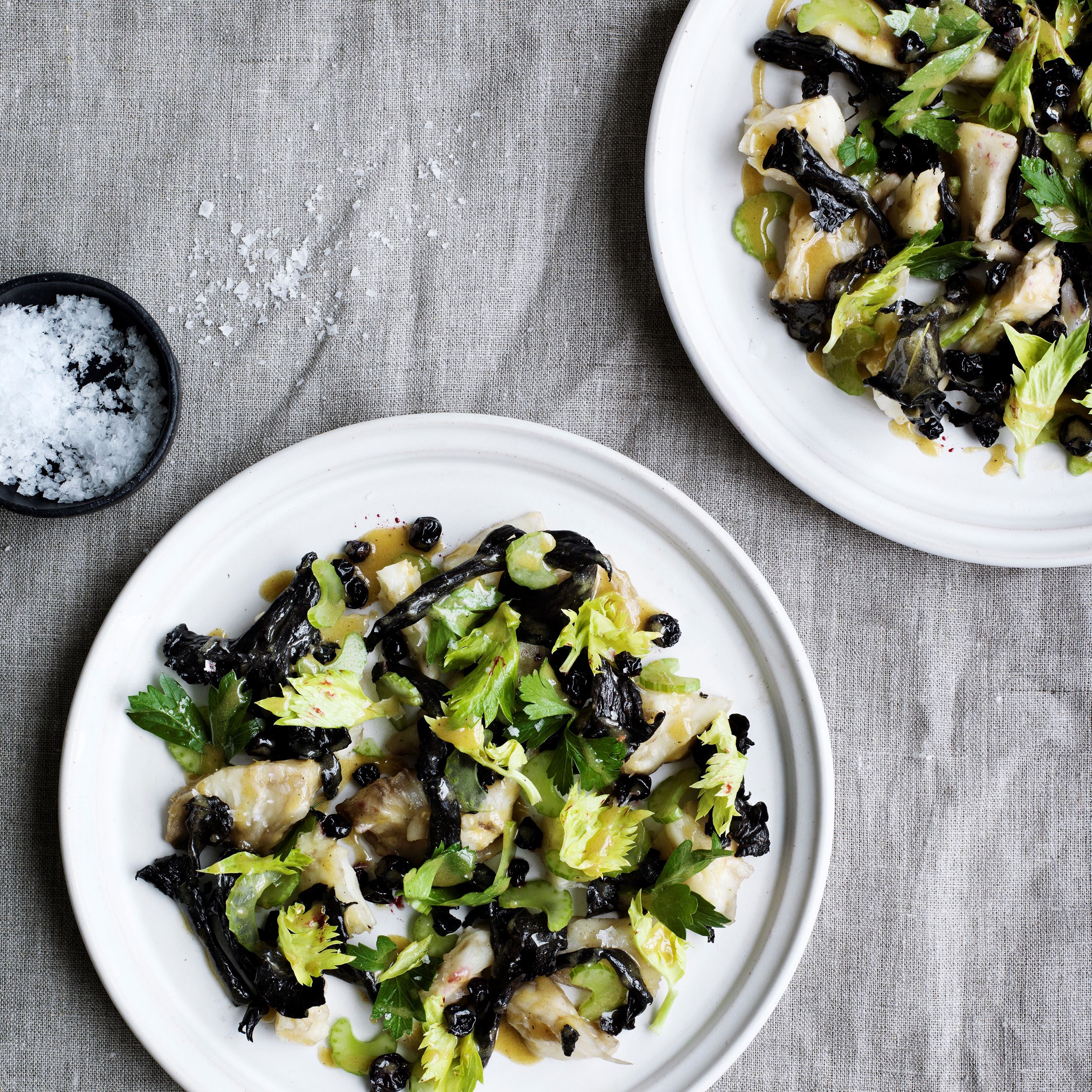 Saltbagt knoldselleri med sort trompetsvamp, solbær og brunet smør