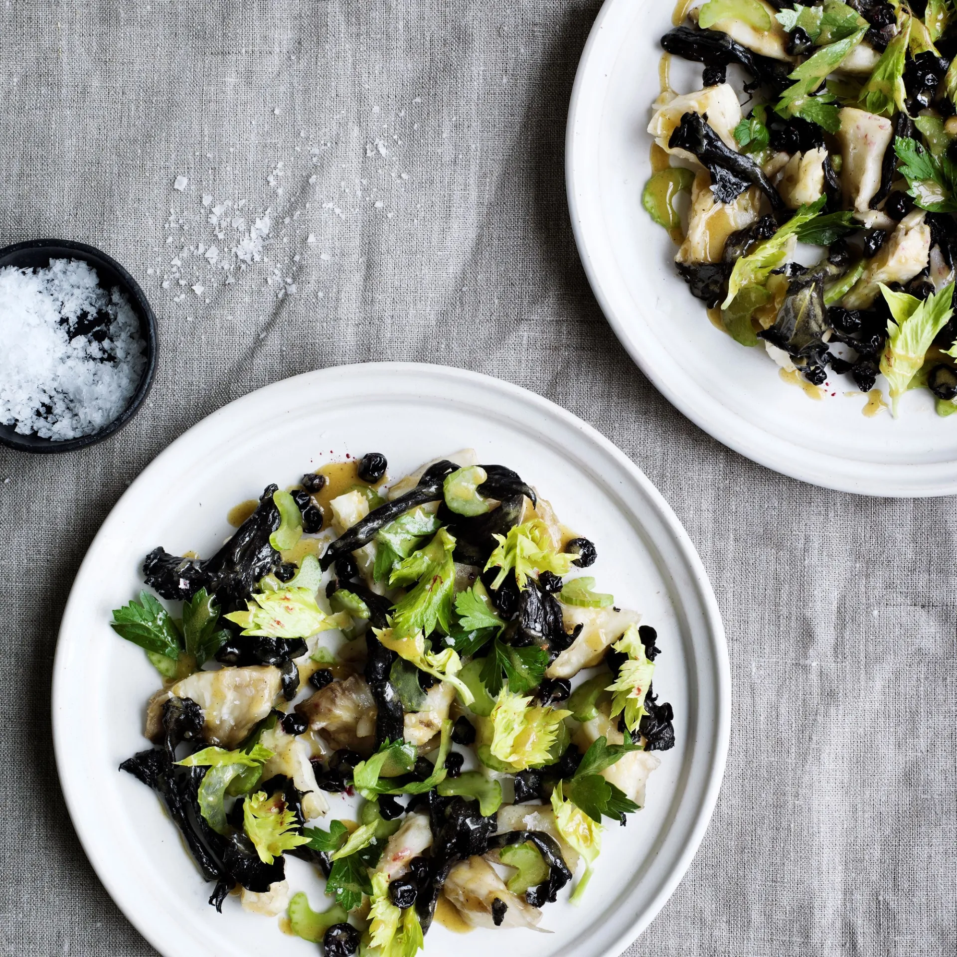 Saltbagt knoldselleri med sort trompetsvamp, solbær og brunet smør