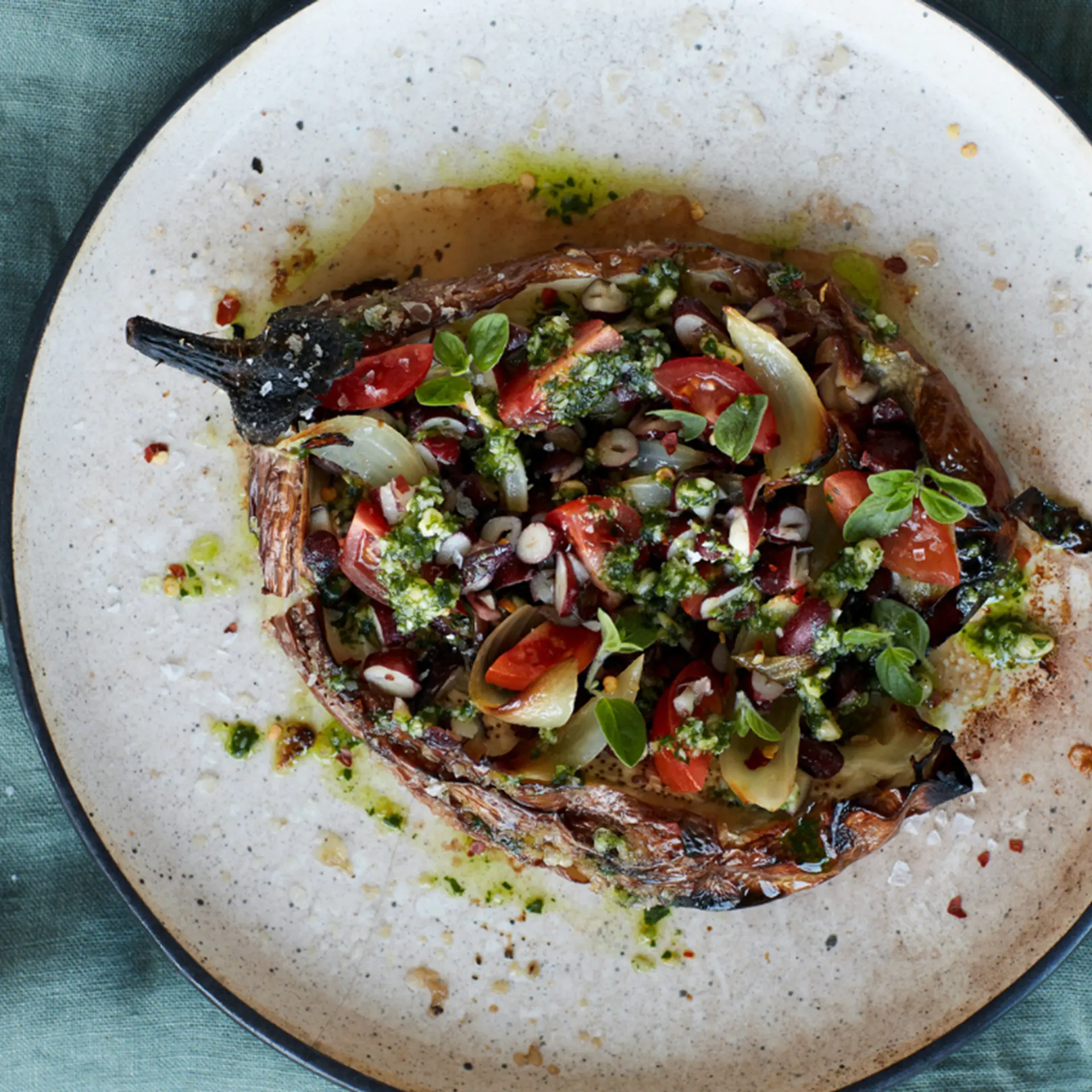 Ristede auberginer med bønne-tomatfyld, bagte løg, chili og basilikumpesto