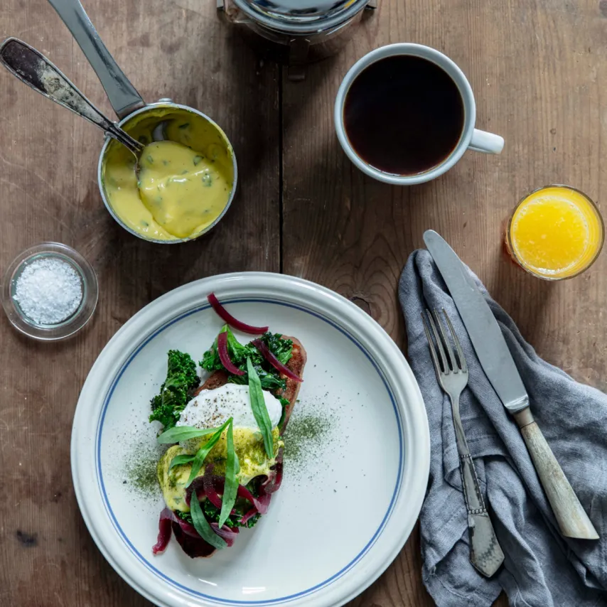 Æg med grønkål, sprødt brød, syltede løg og bearnaise sauce