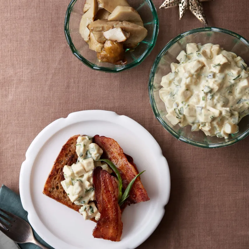 Hønsesalat med hvide asparges, syltede svampe, estragon og sprødt bacon