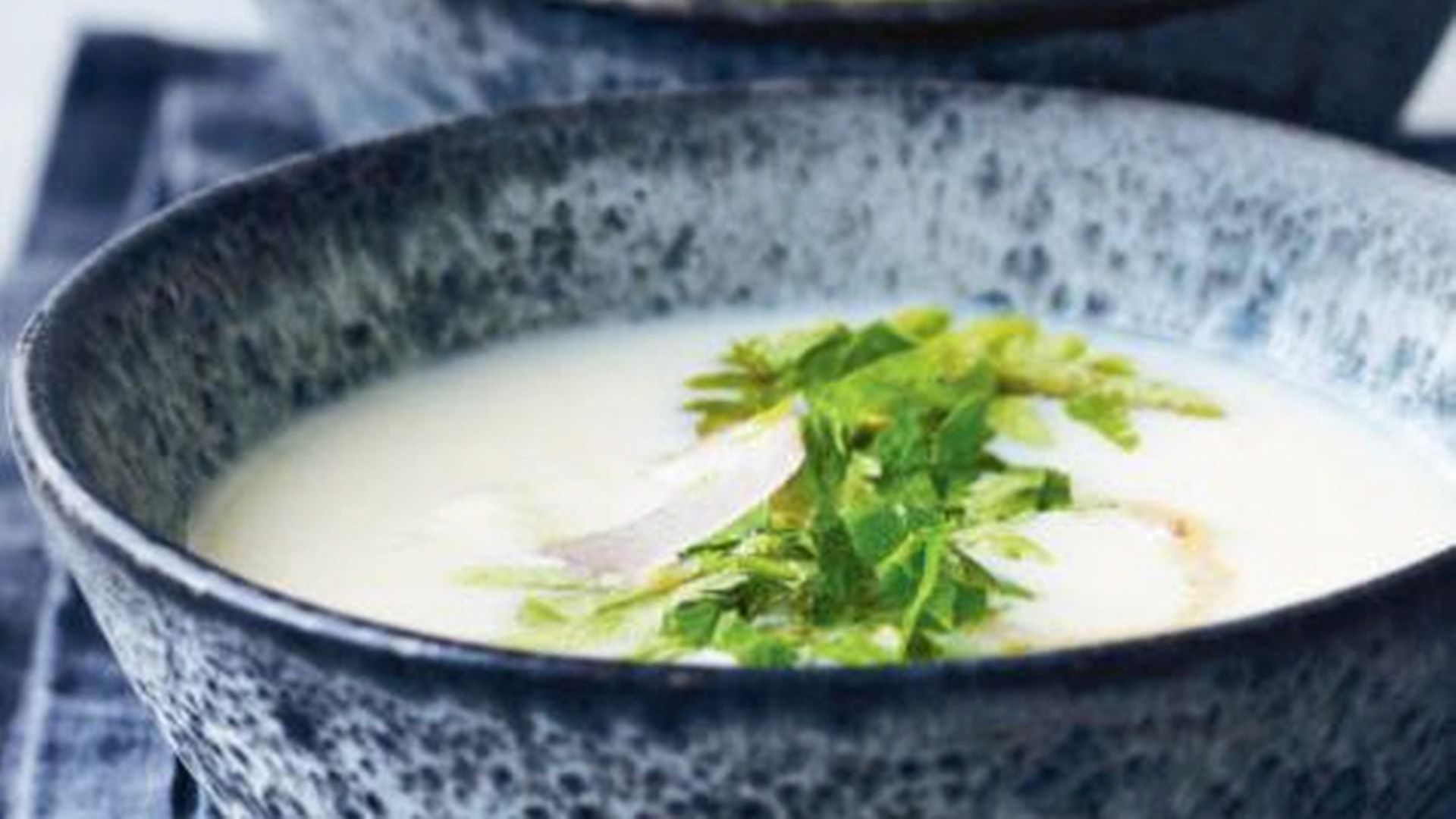 Blomkålssuppe med krydderurtesalat