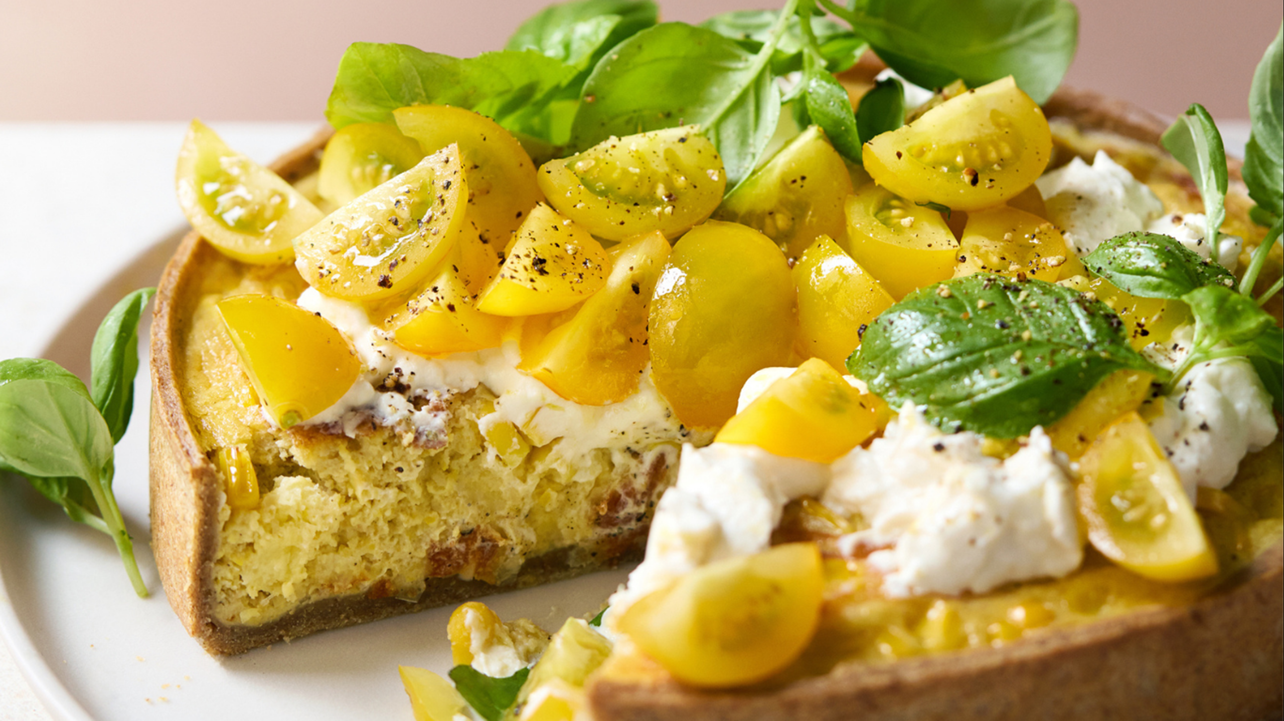 Rugtærte med majs, sirius ærter, basilikum og ricotta