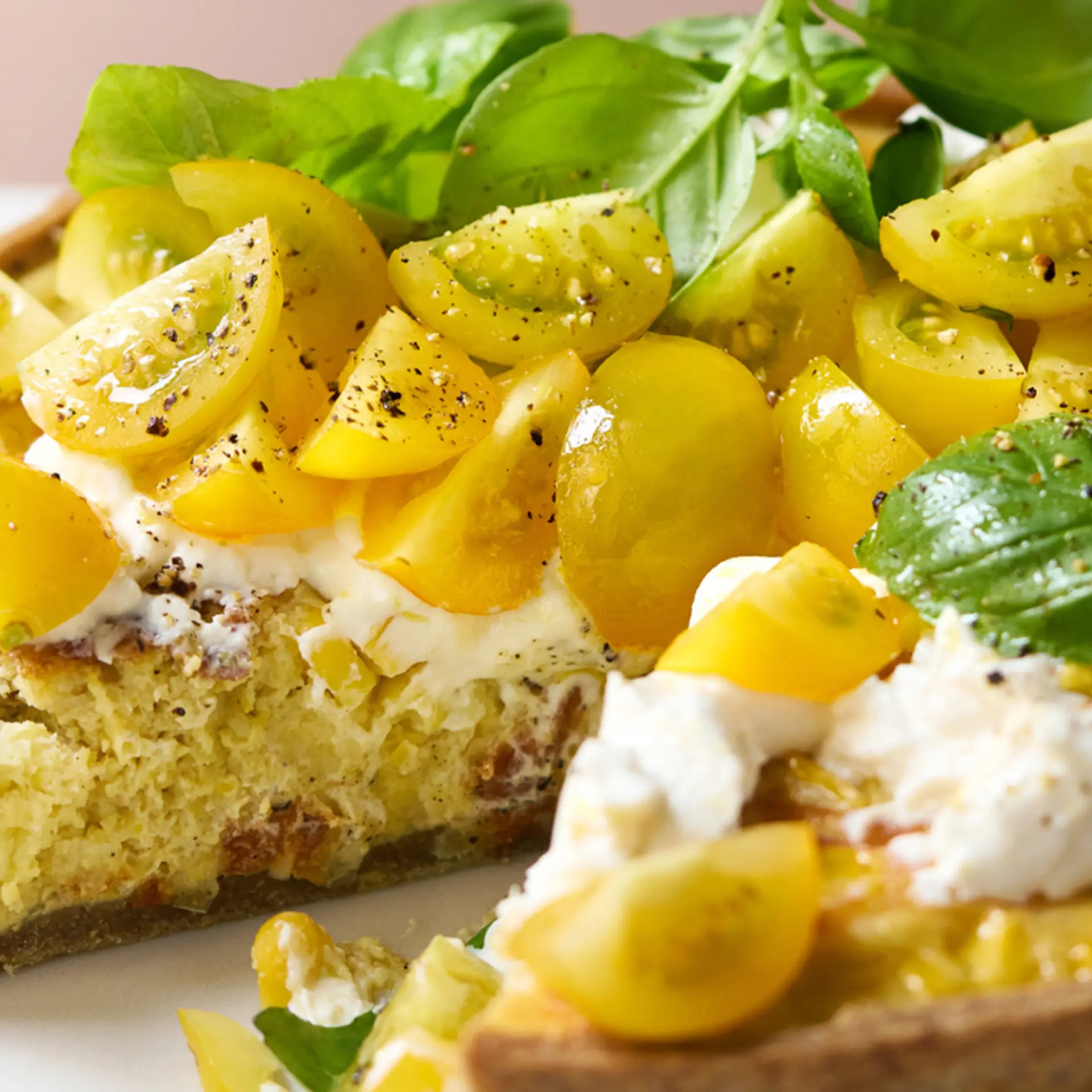 Rugtærte med majs, sirius ærter, basilikum og ricotta