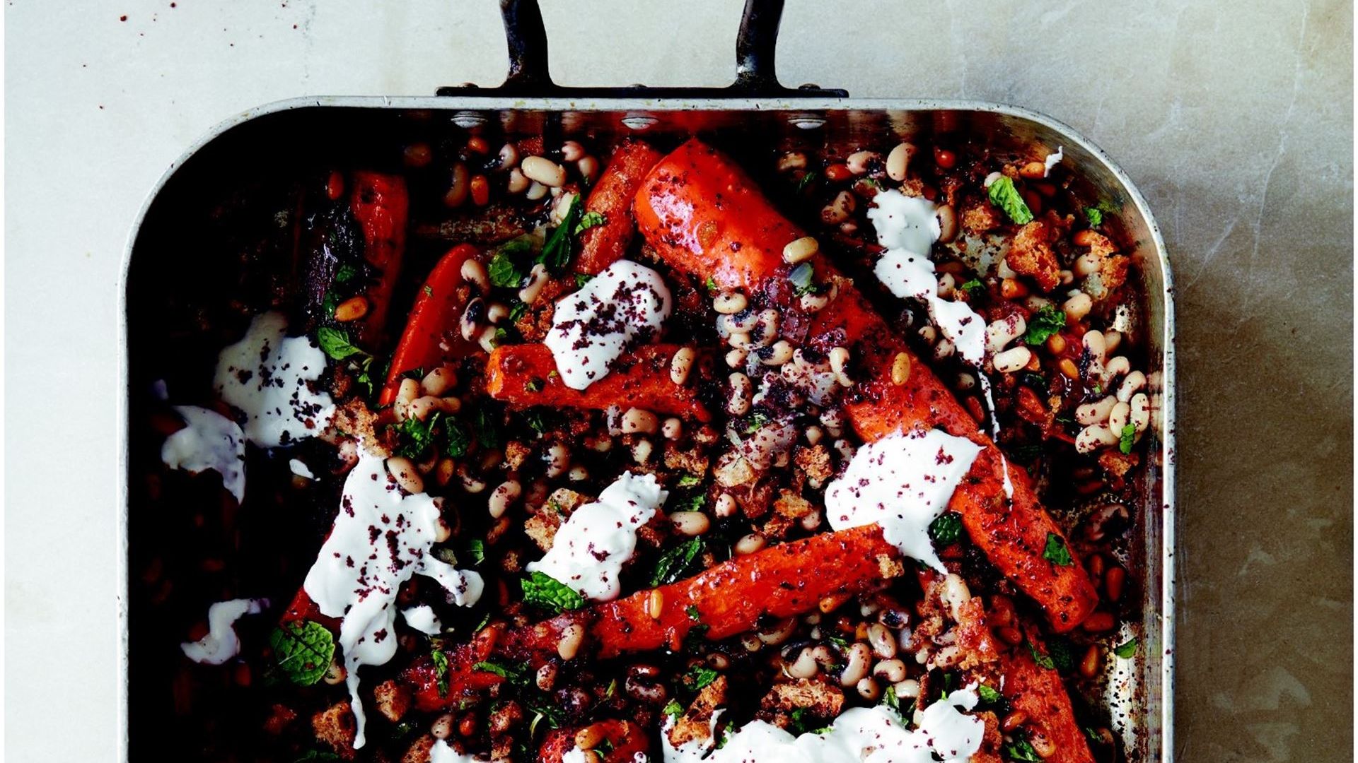 Citronbagte gulerødder med sortøjebønner, ølandshvedeknas, sumak, yoghurt og mynte