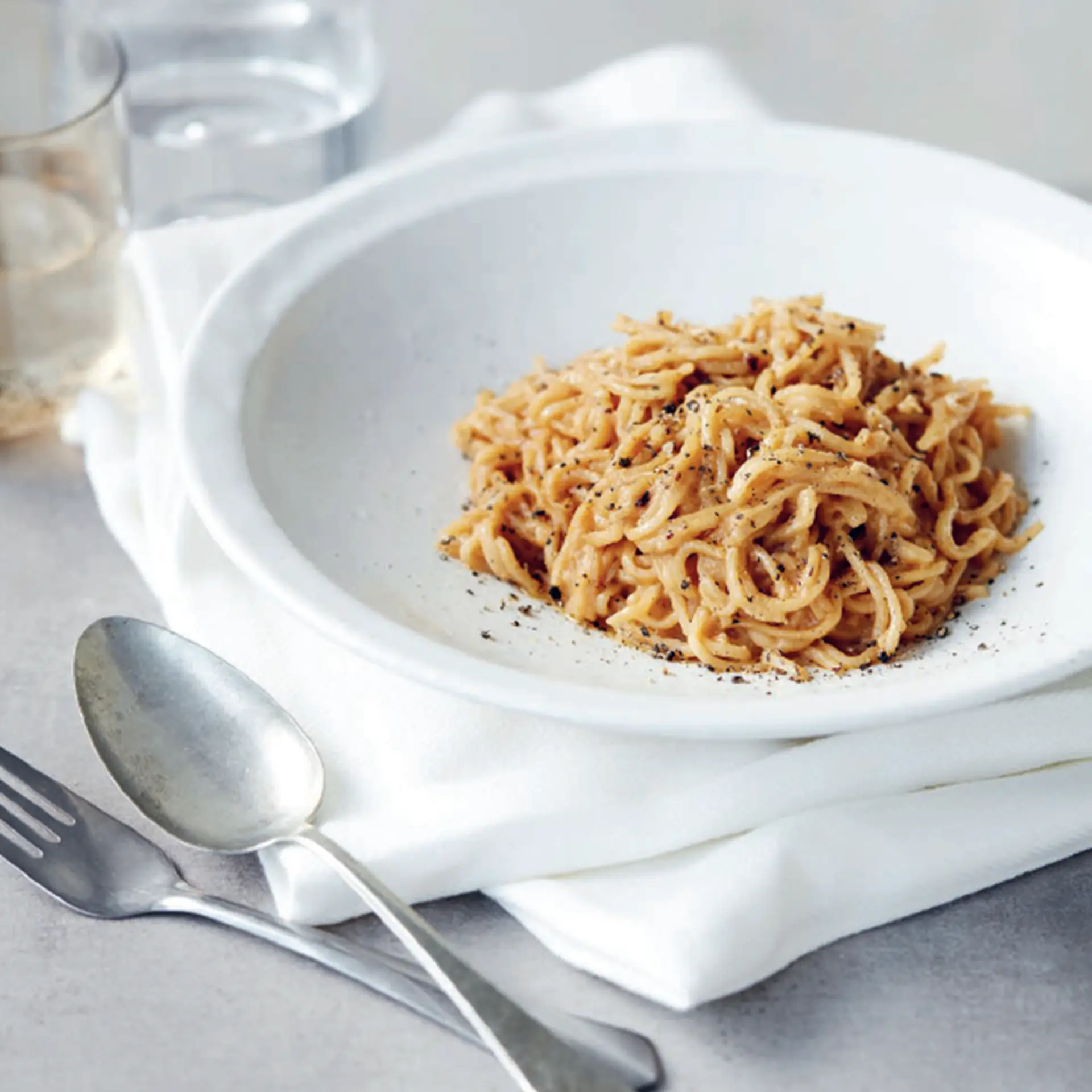 Cacio e pepe med miso og kikærtepasta