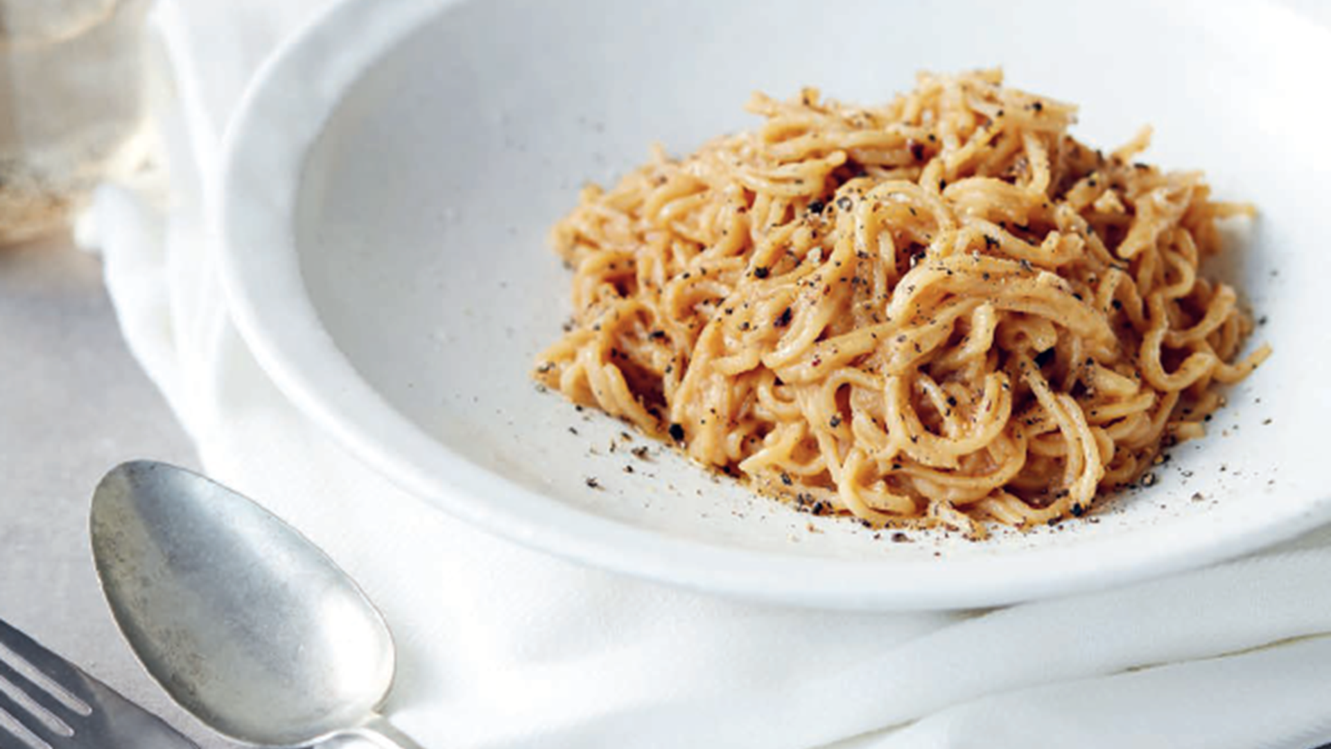 Cacio e pepe med miso og kikærtepasta