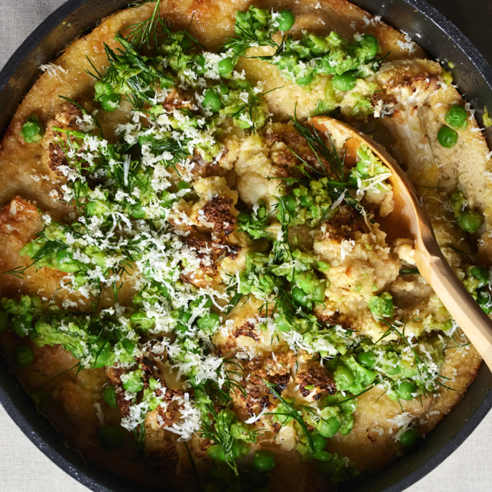 BLOMKÅLS-SIRIUSÆRTEGRATIN MED ÆRTEMASH OG PEBERROD