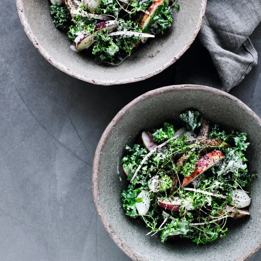 Grønkålssalat med stegt fasan, perleløg, æbler og vesterhavsost