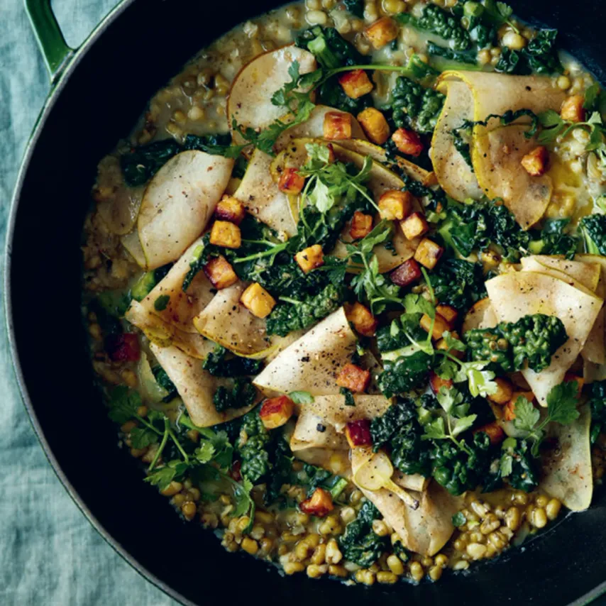 Mungbønnegryde med palmekål, anis og sprødstegt tempeh
