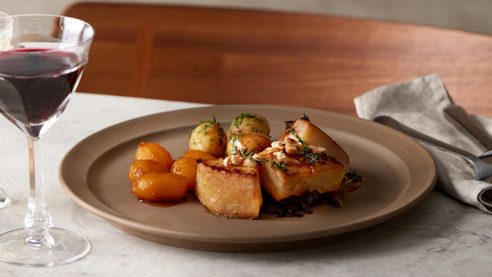 Braiseret selleri med rødkål, kartofler og svampesauce