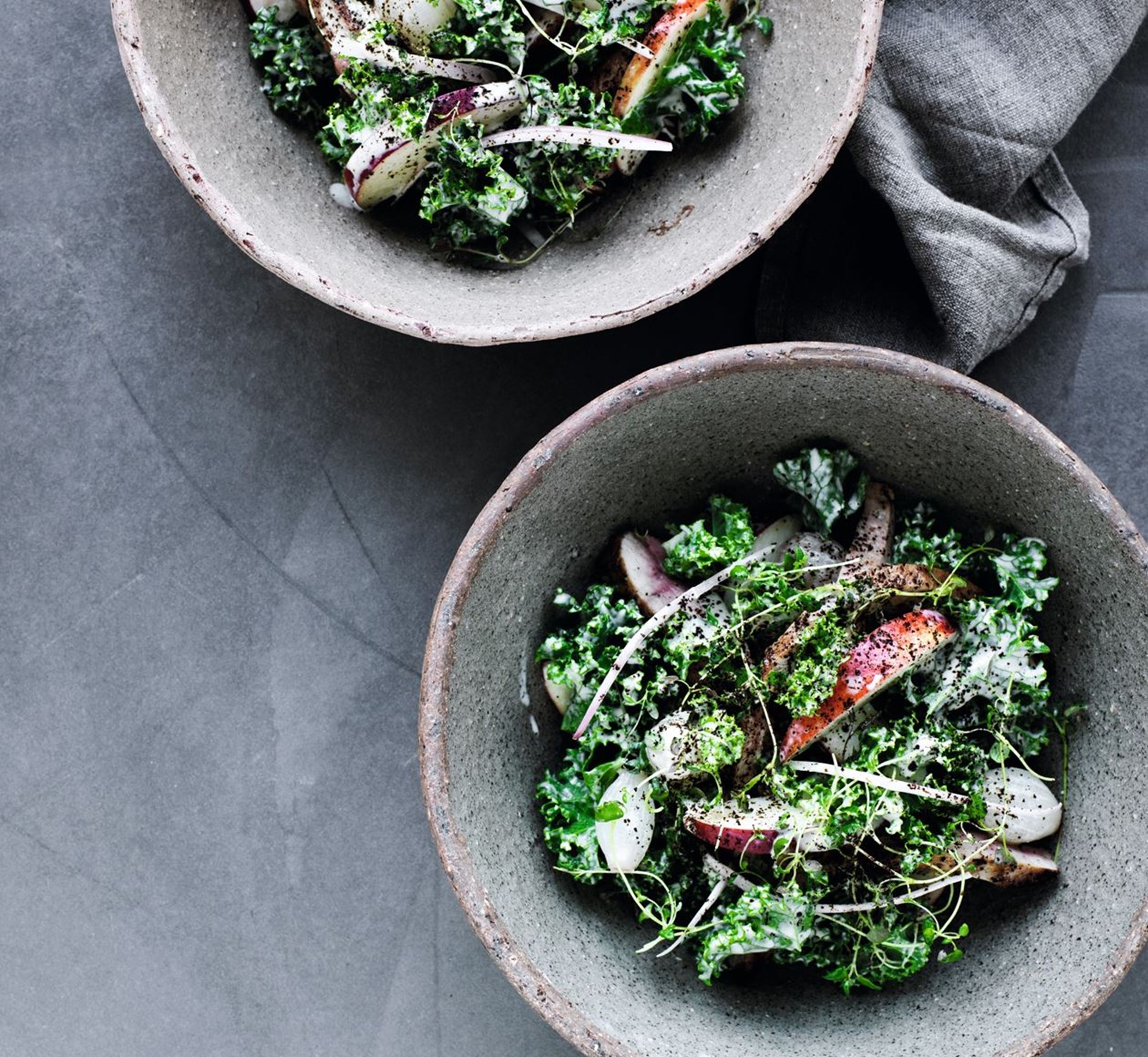 Grønkålssalat med stegt fasan, perleløg, æbler og vesterhavsost