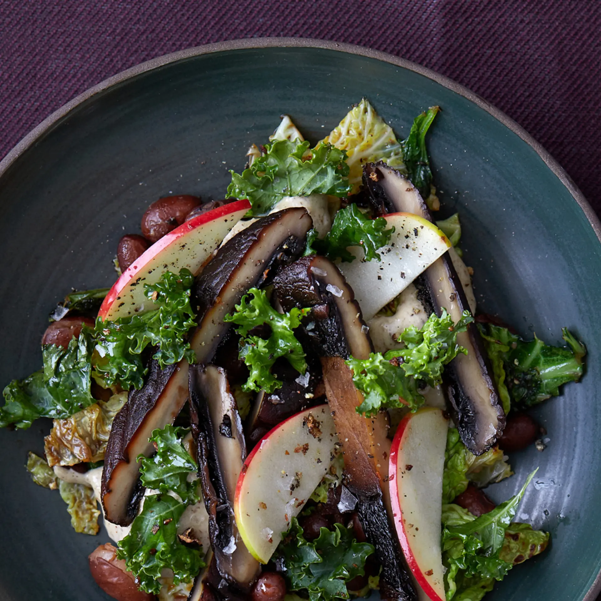 Pressede og ristede portobellosvampe med creme af syltede svampe, savoykål, bønner og æbler