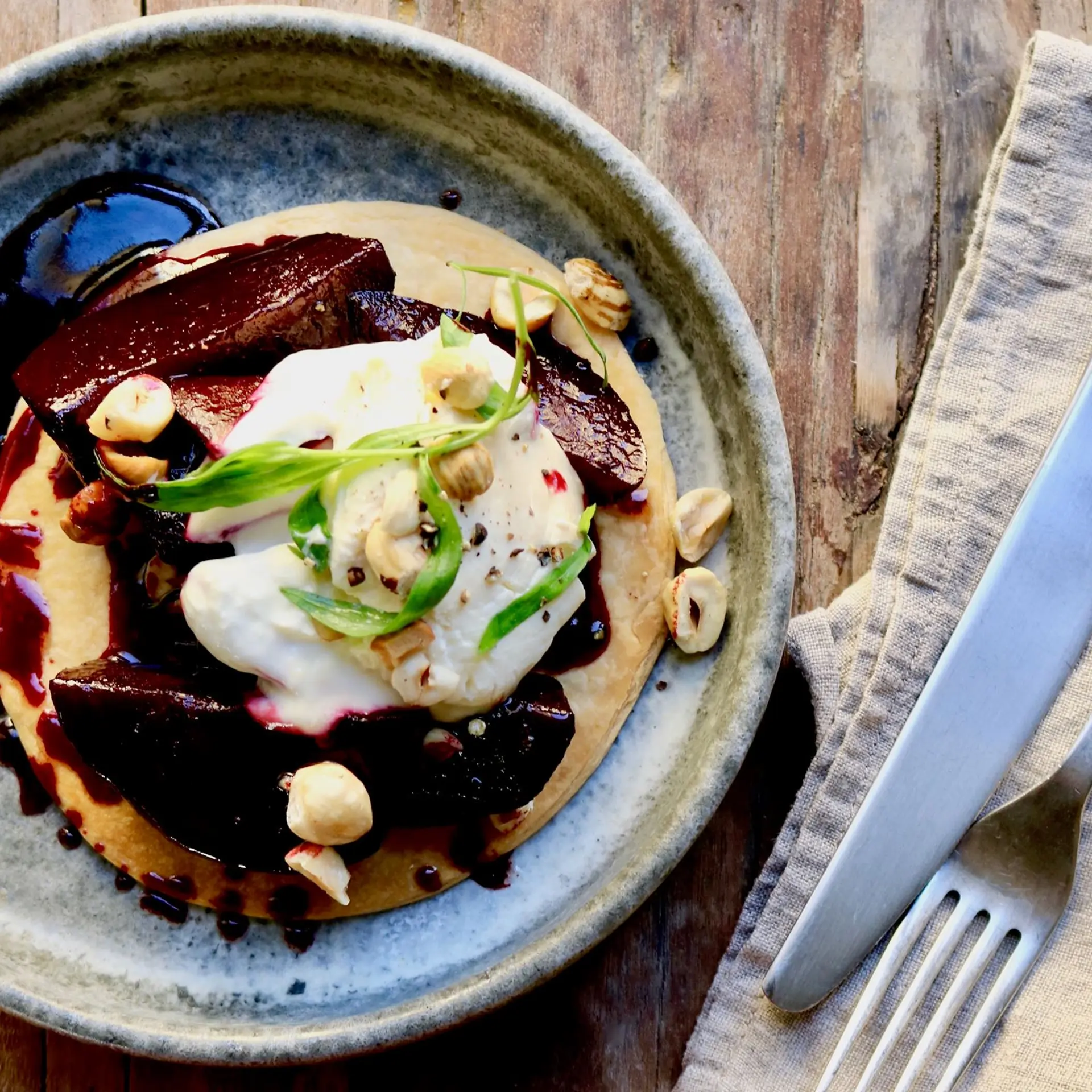 Butterdejstærte med sous vide rødbeder og rygeost