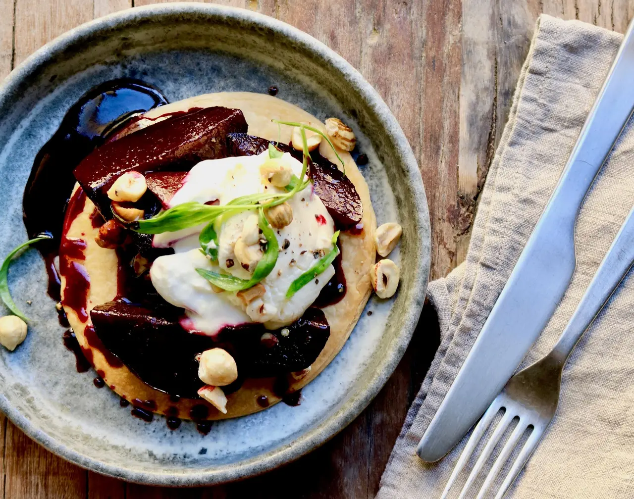 Butterdejstærte med sous vide rødbeder og rygeost