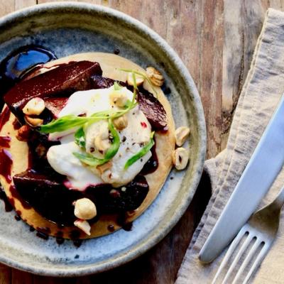 Butterdejstærte med sous vide rødbeder og rygeost