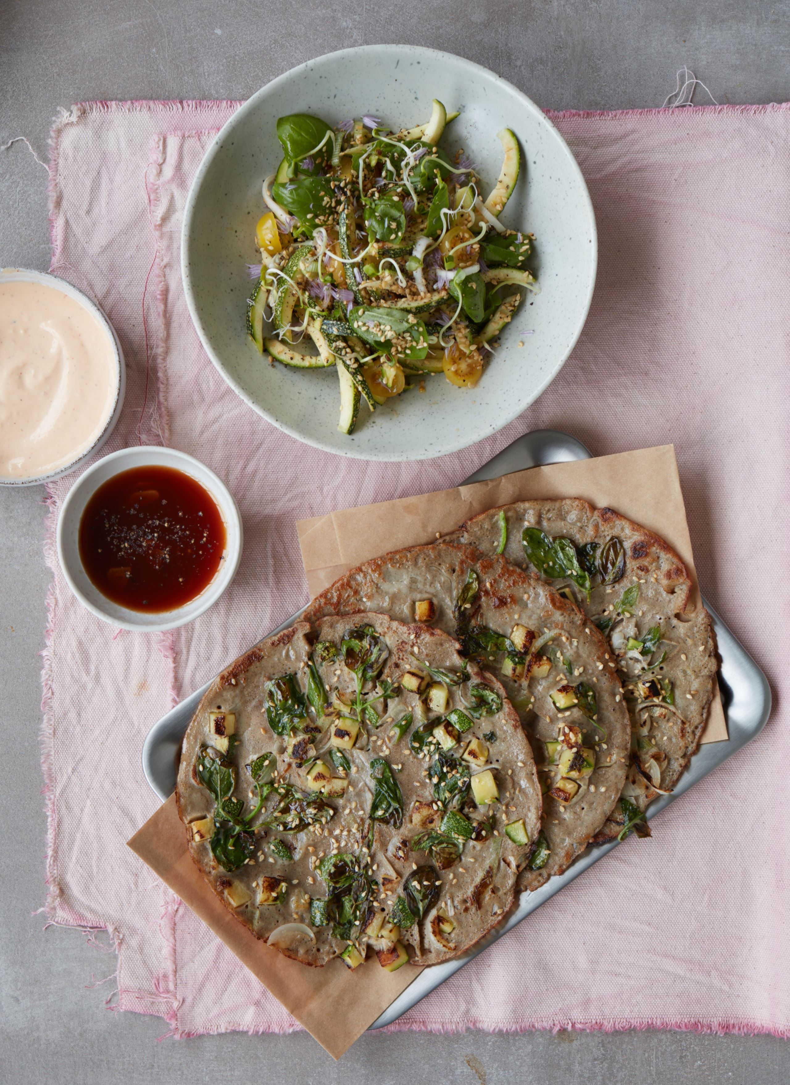 Sorghumpandekage med squash og sesam