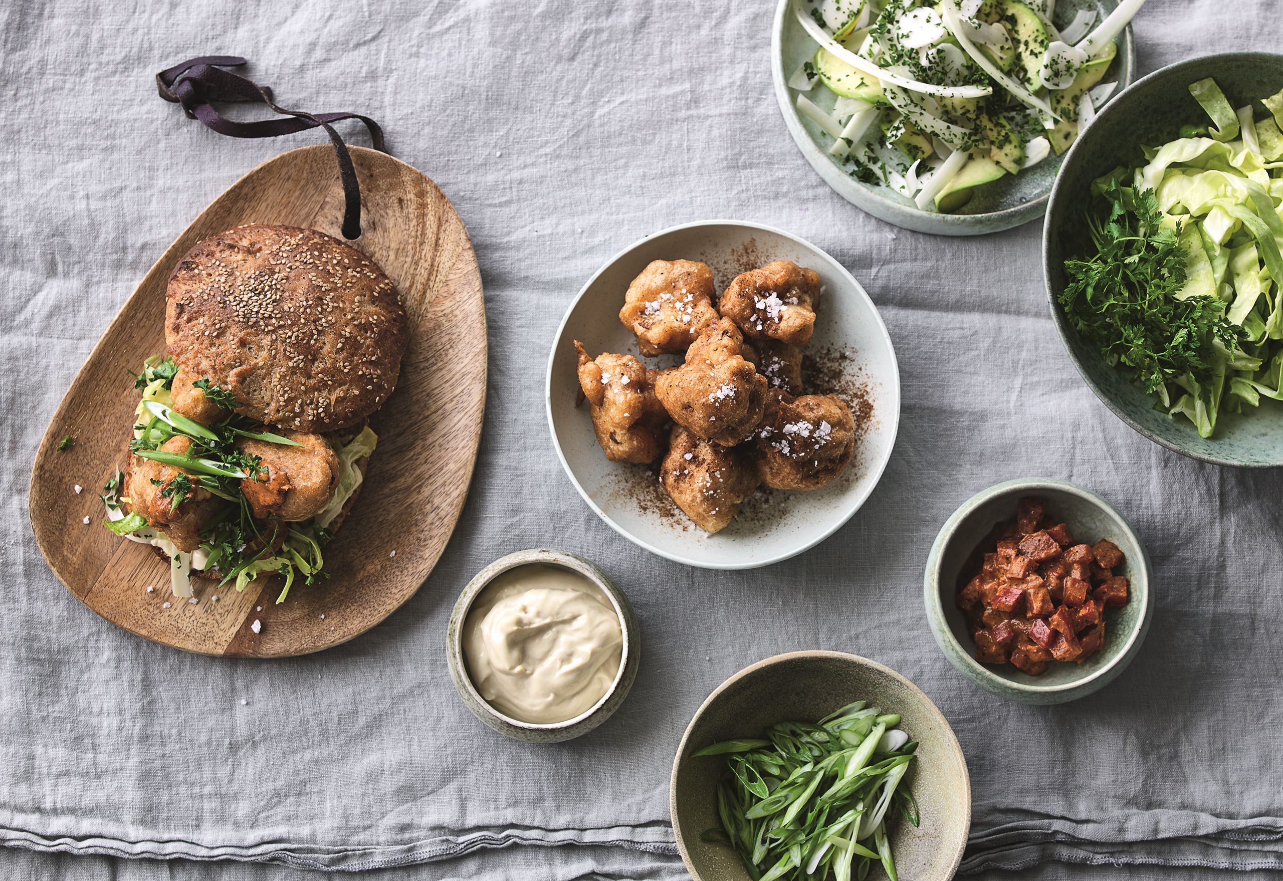 Vegetarburger med fritteret blomkål