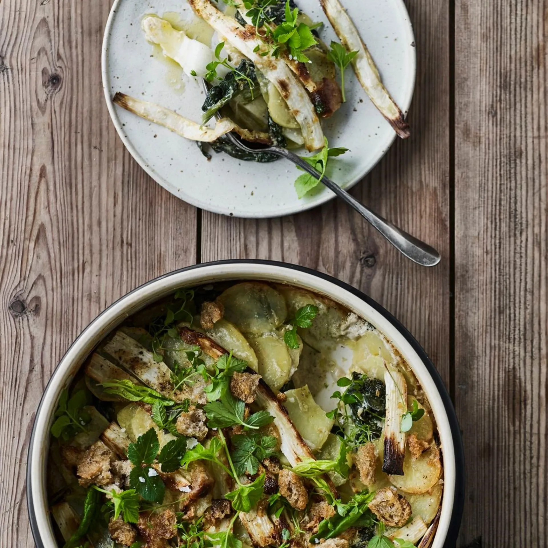 Kartoffel-asparges-gratin med fuglegræs og skvalderkål