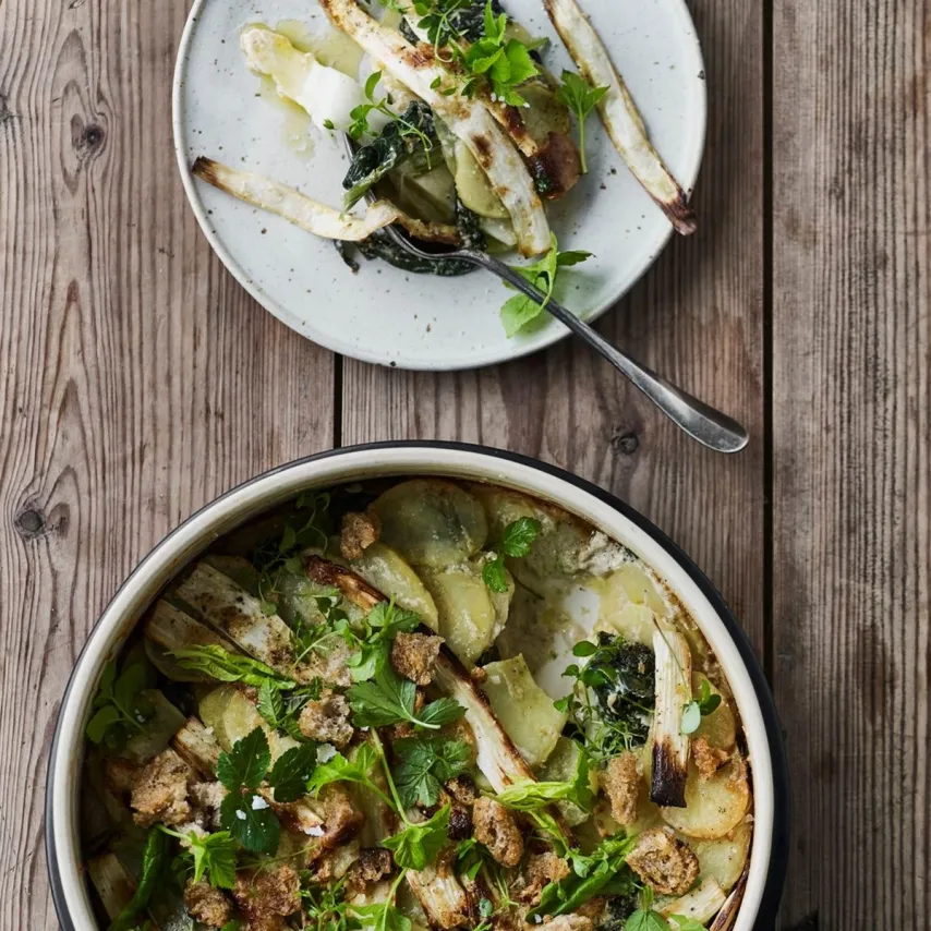 Kartoffel-asparges-gratin med fuglegræs og skvalderkål