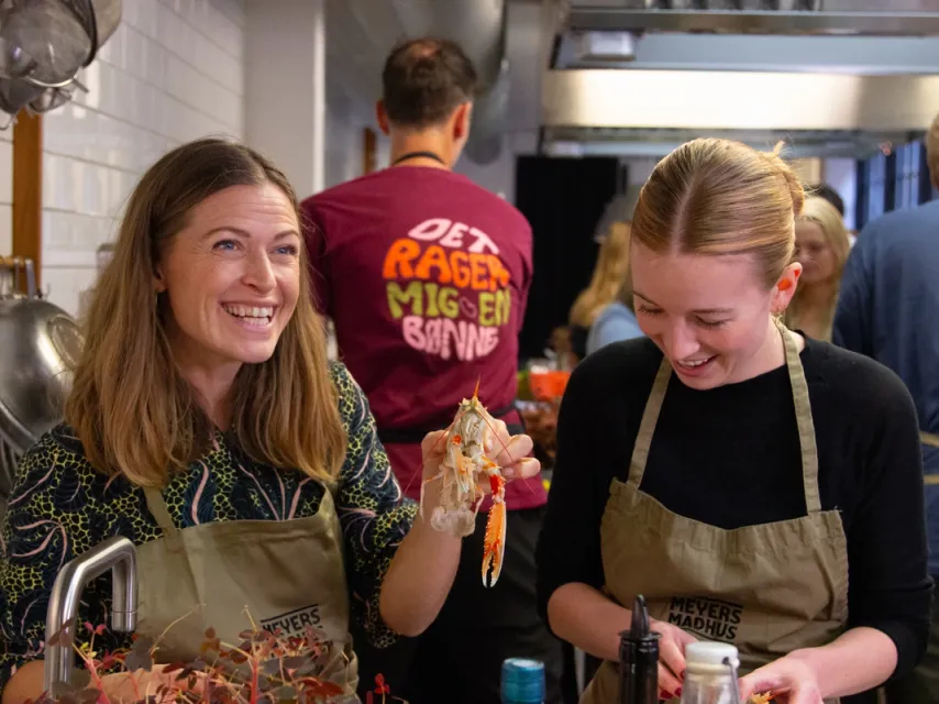 Madlavning i køkkenet