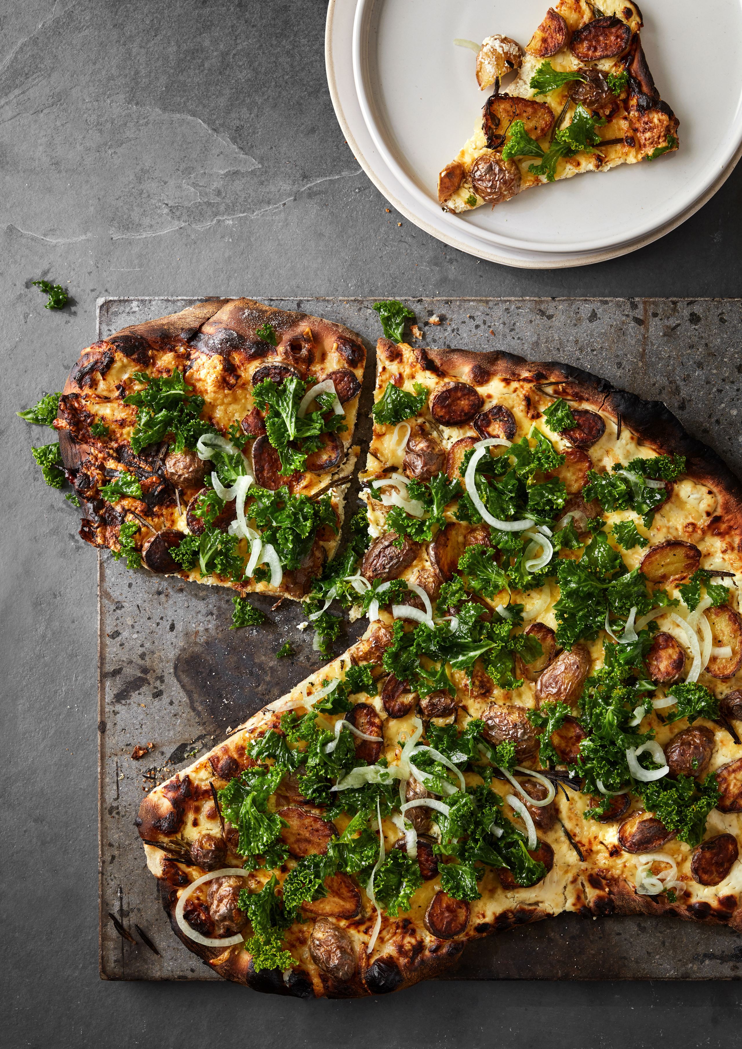 PIZZA MED RESTEKARTOFLER OG GRØNKÅL