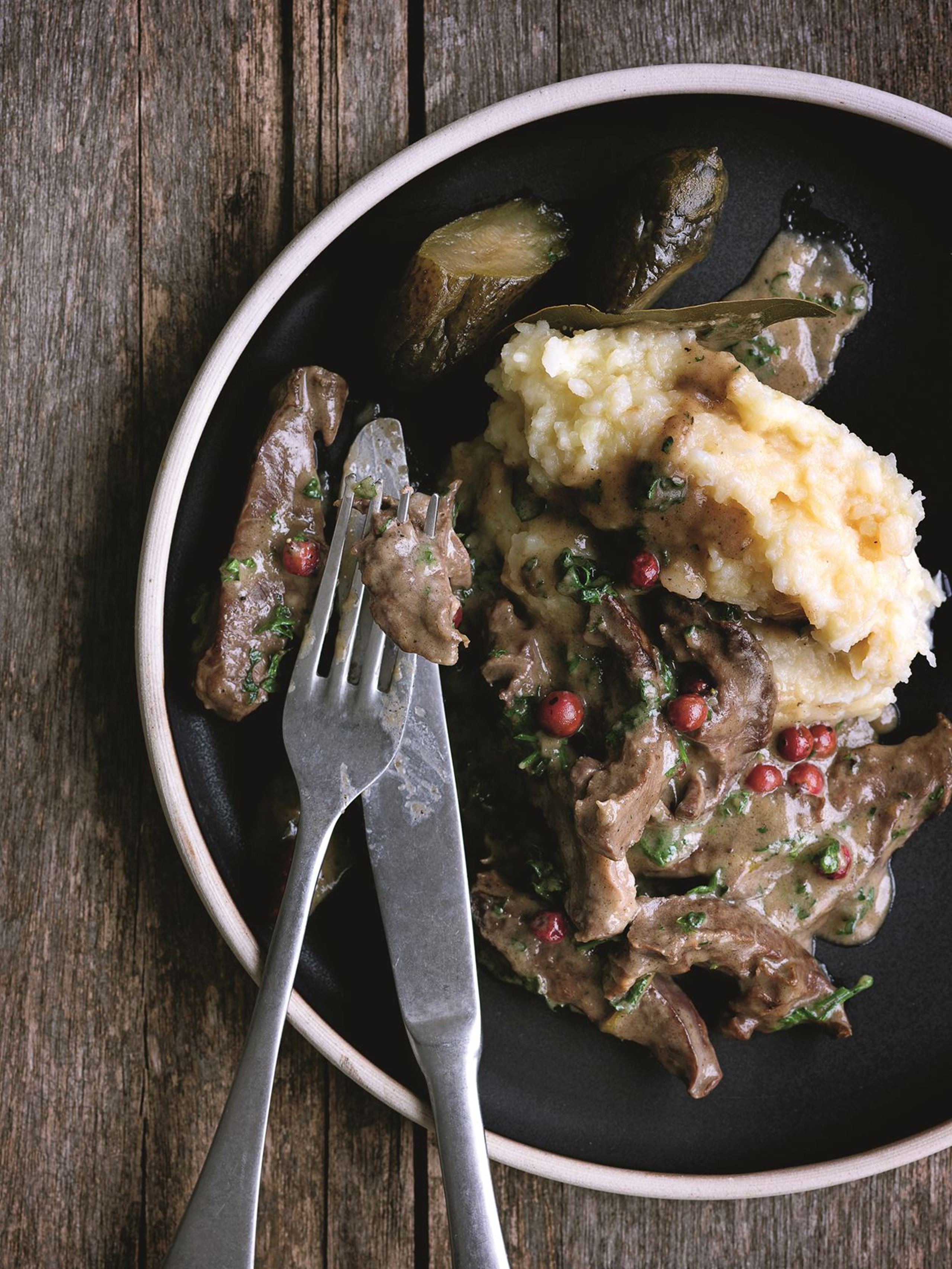 Hjerter i flødesovs med persille, rønnebær og mos af knoldselleri og kartofler