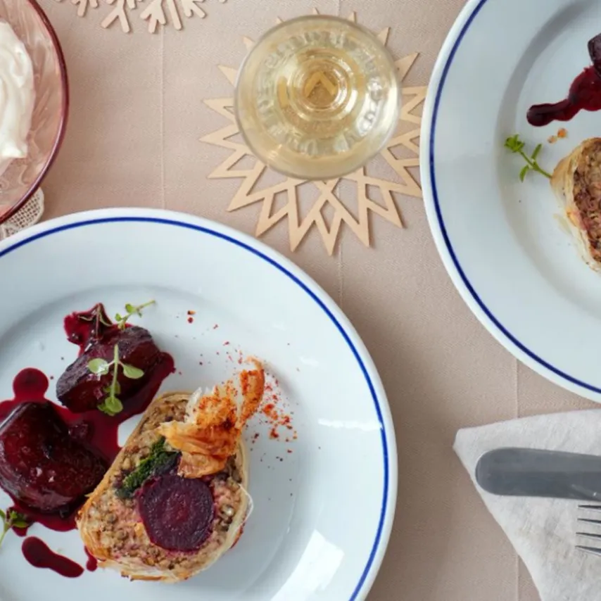 Rødbede-Wellington med grønkål, nødder, glaseret glaskål og gedeostecreme