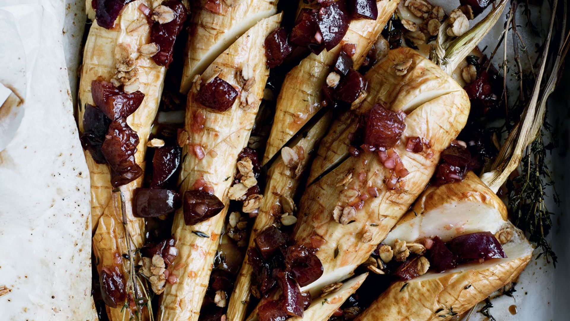 Bagte pastinakker med salsa af sveskeblommer og havreknas