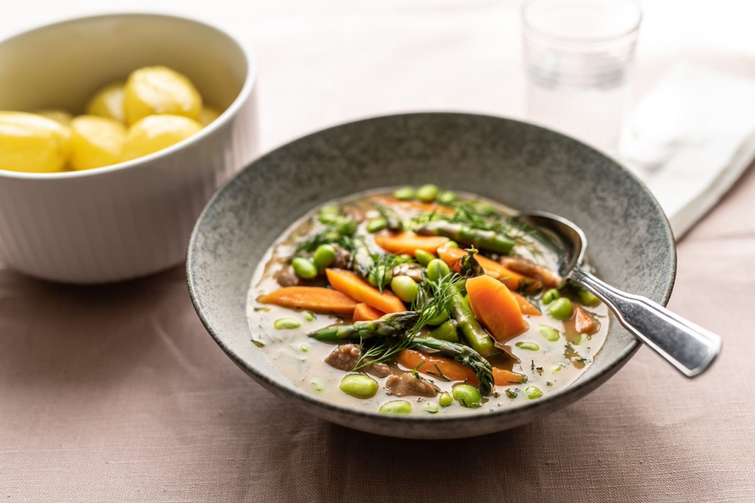 Kalkunfrikassé med asparges, gulerødder, edamamebønner  og nye kartofler med løvstikke
