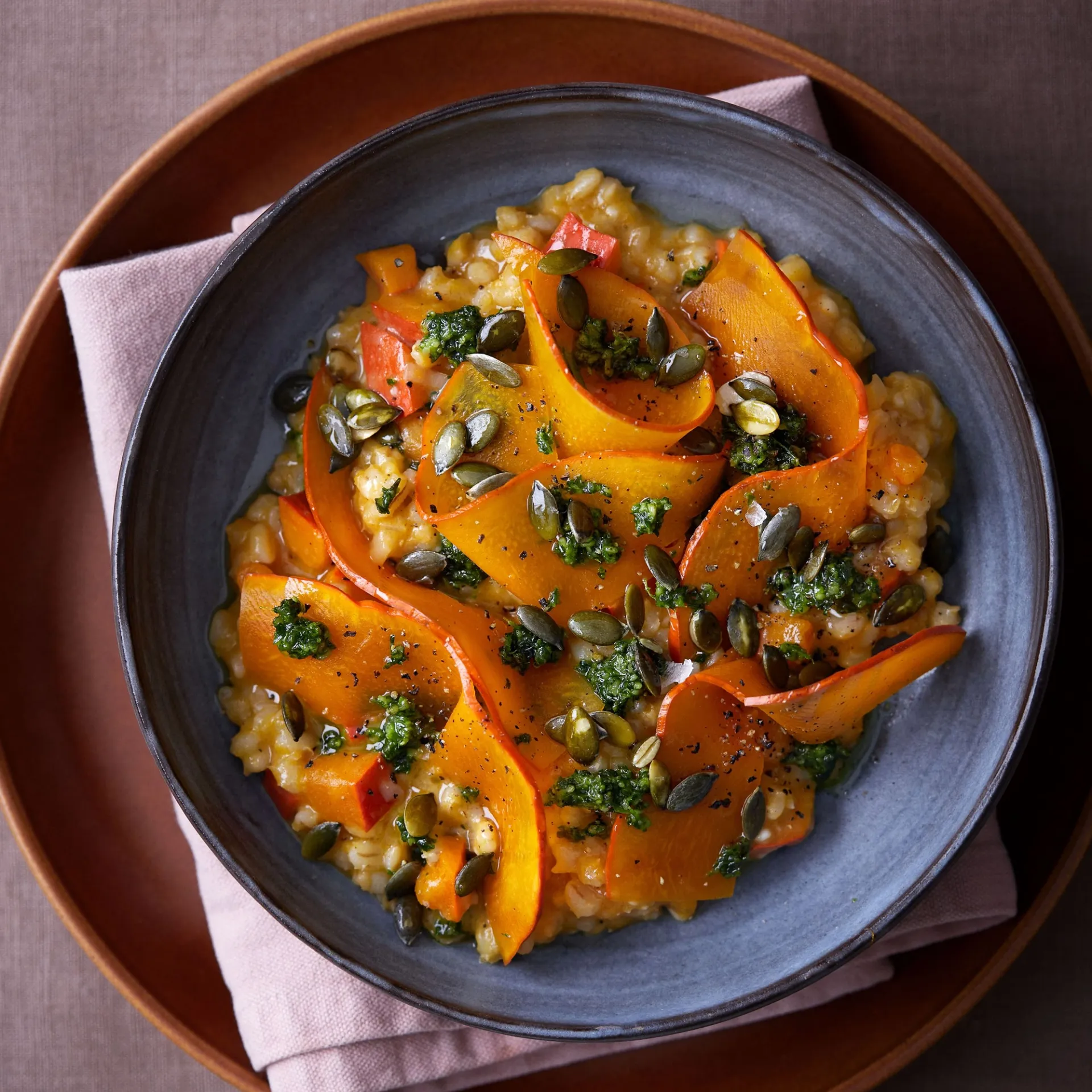 Græskarbygotto med syltet hokkaido og persillesalsa med græskarkerner