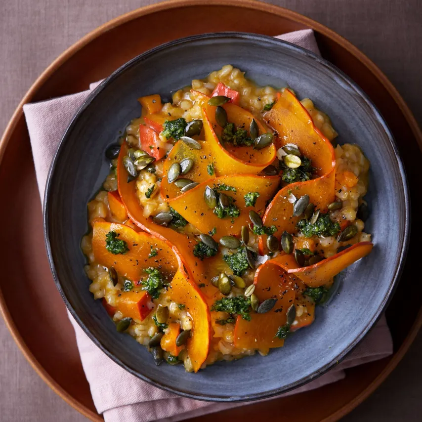 Græskarbygotto med syltet hokkaido og persillesalsa med græskarkerner