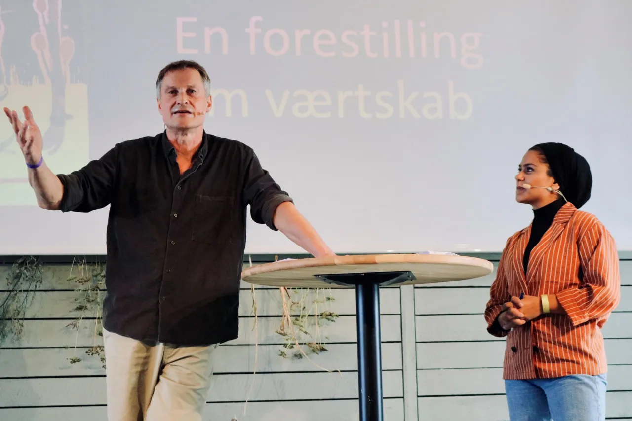 Floder af havregryn og mælk: En forestilling om værtskab