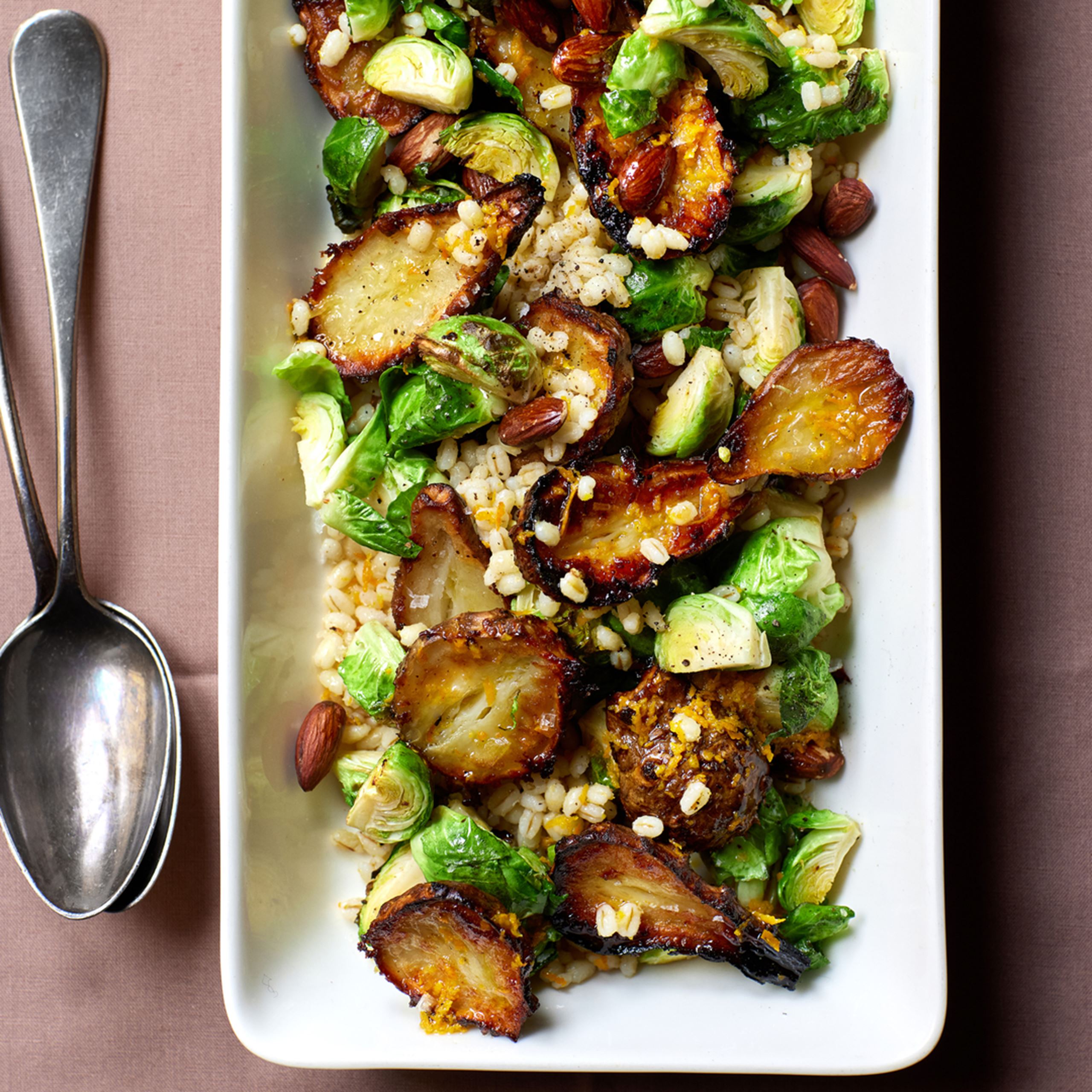 KORNSALAT MED OVNSTEGTE JORDSKOKKER, ROSENKÅL & APPELSIN