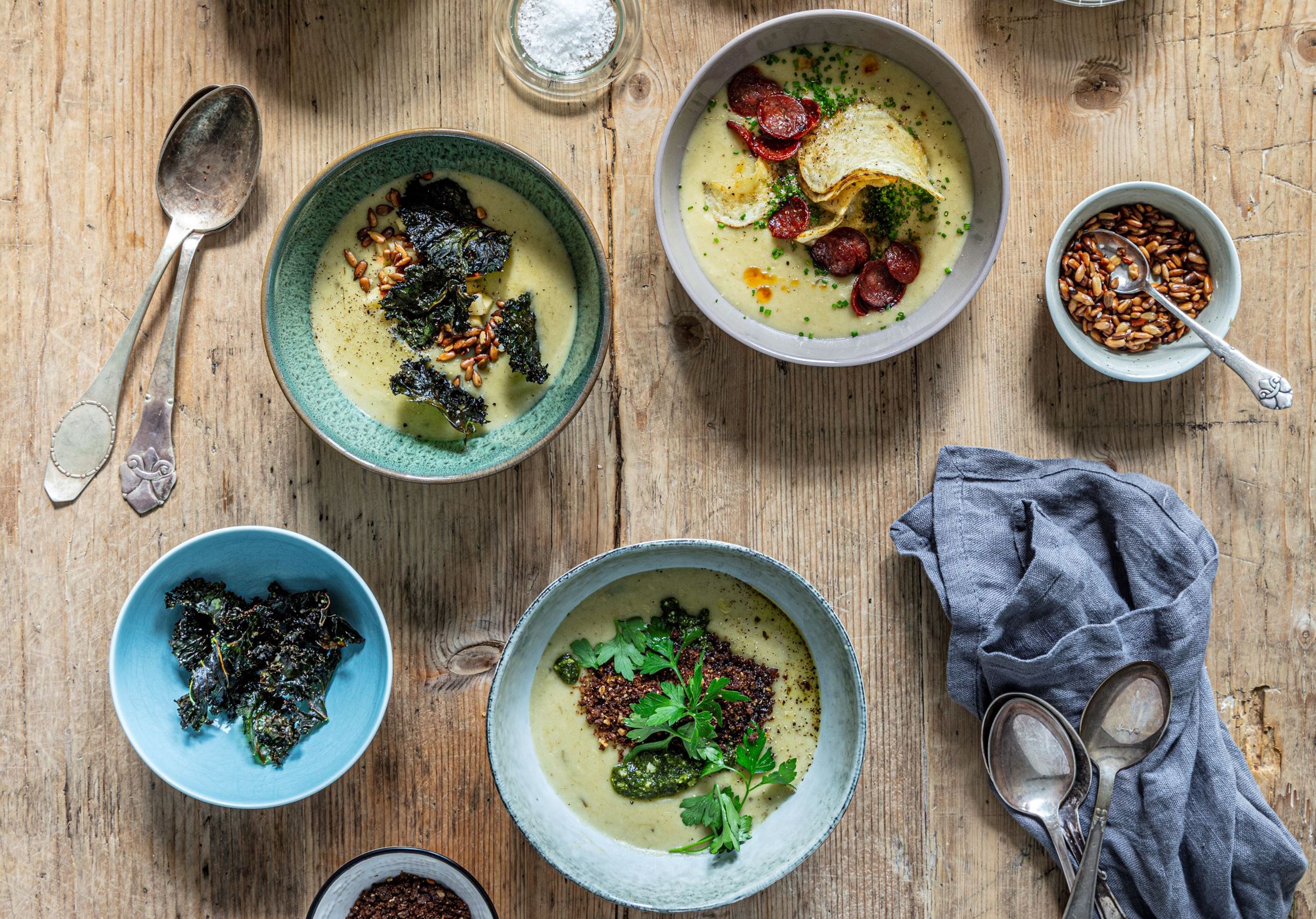 Kartoffel- og porresuppe med 3 toppings