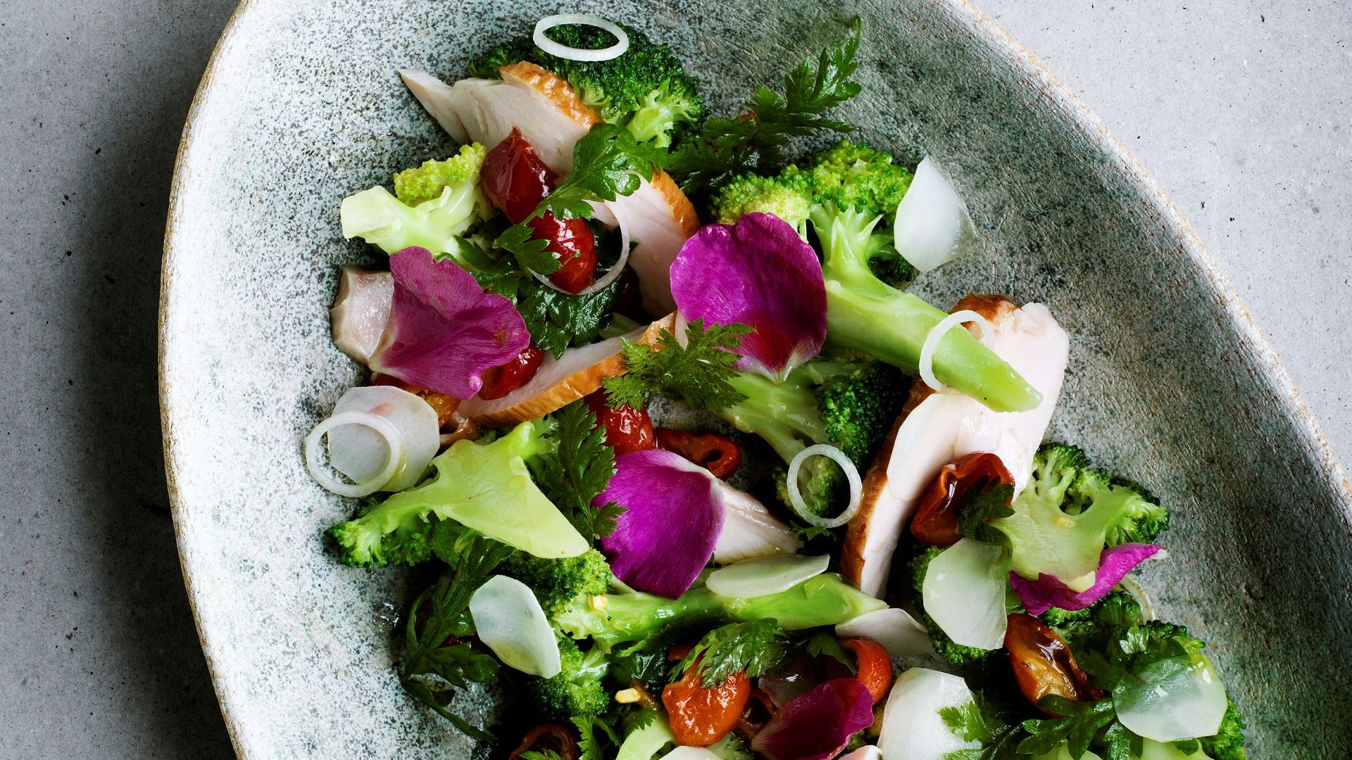 Broccolisalat med varmrøget kylling, sødskærm og hyben