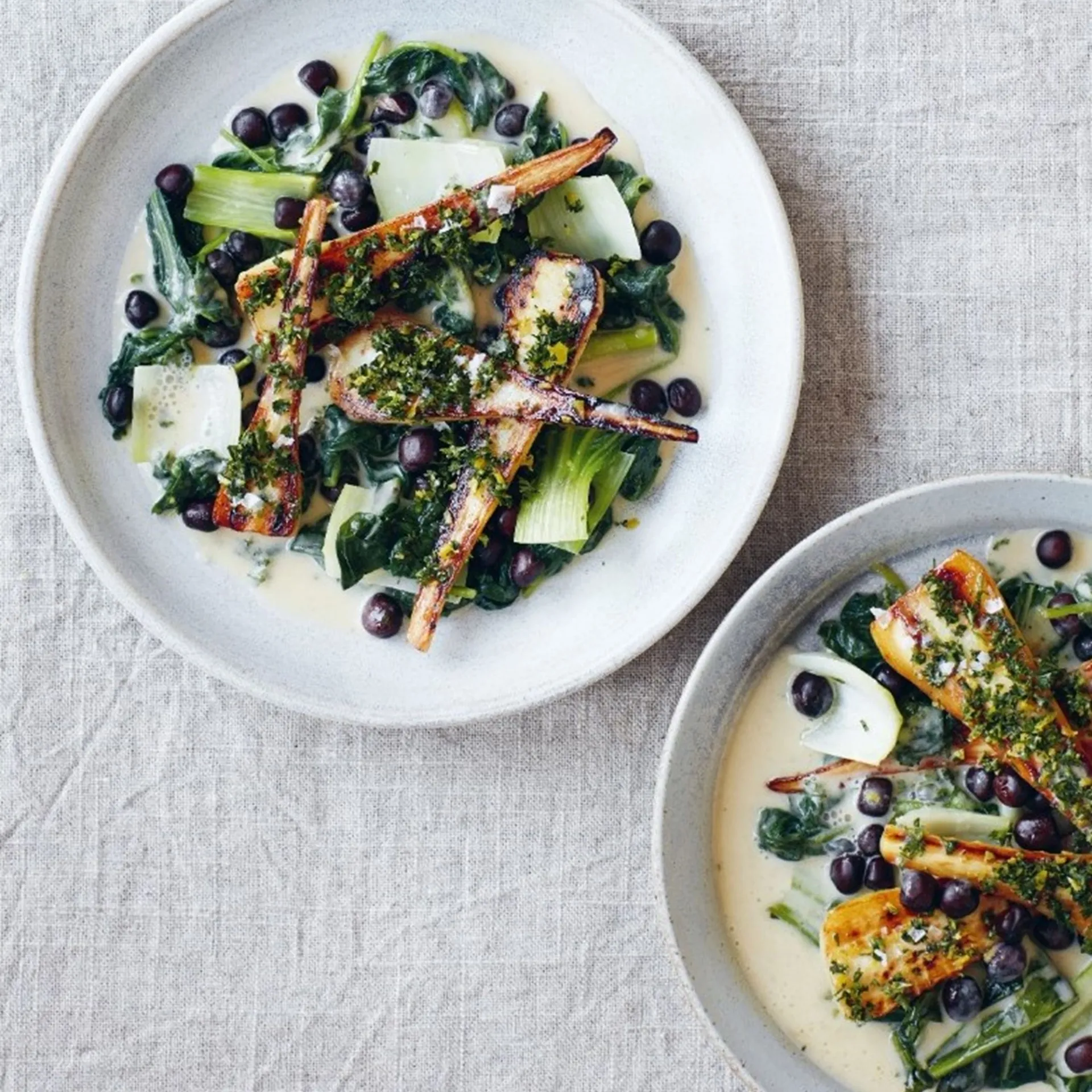 Ristede persillerødder med misosauce, ærter, spinat og bladbeder