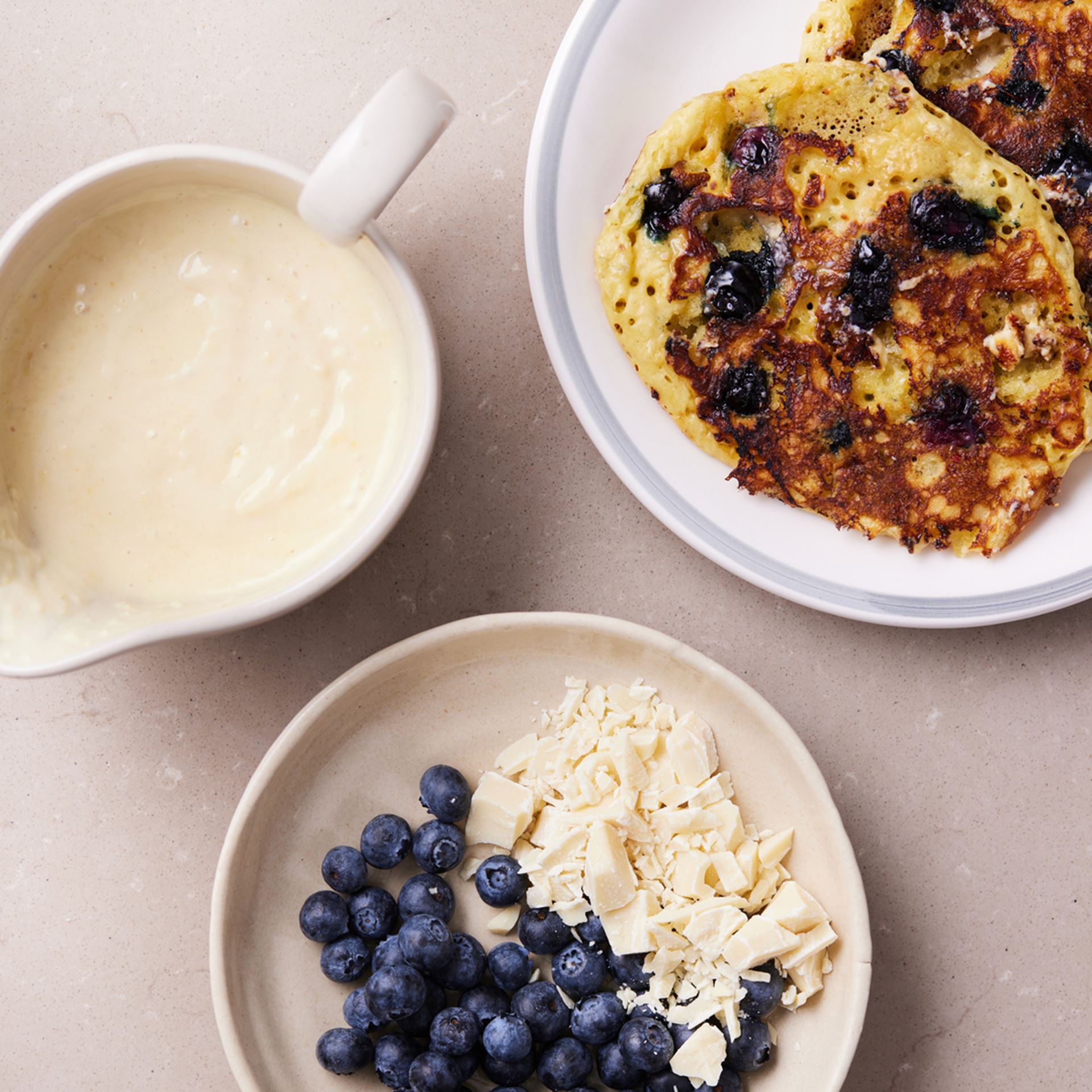 Blåbærpandekager med hvid chokolade