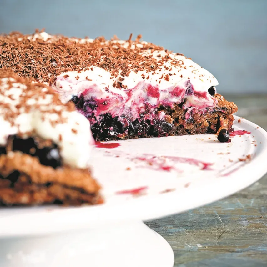 Rugbrødslagkage med syltede solbær
