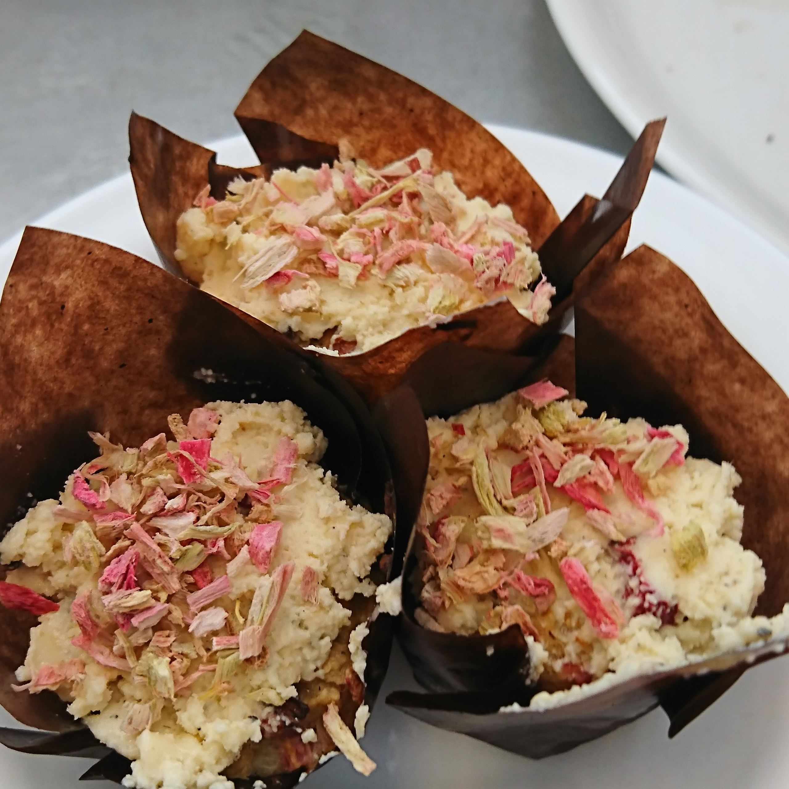 Grødmuffins med rabarber og tonka-topping