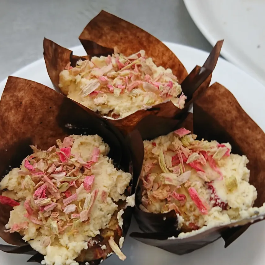 Grødmuffins med rabarber og tonka-topping