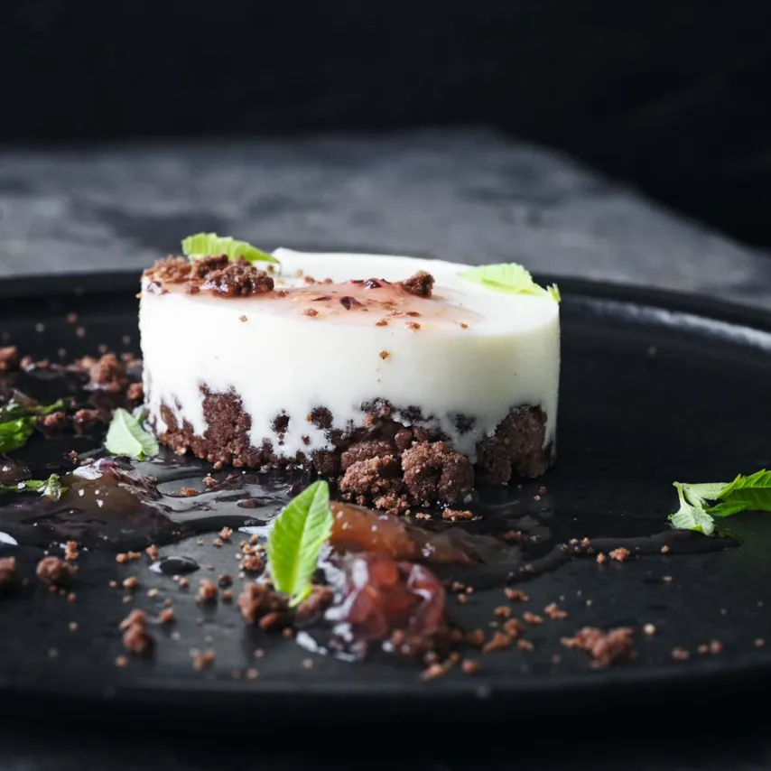 Stikkelsbærcreme med hvid chokolade, citronverbena og crumble