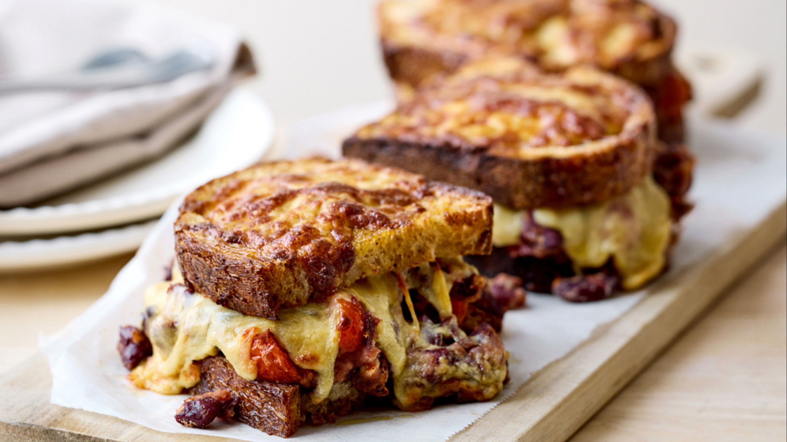 Surdejstoast med kidneybønner, ost og tomat