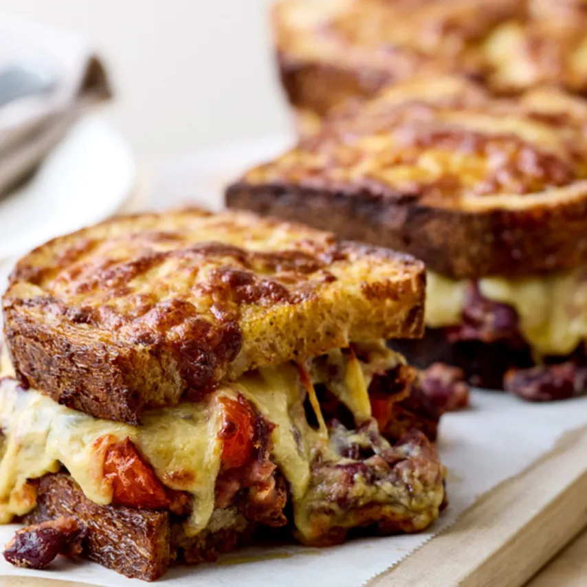 Surdejstoast med kidneybønner, ost og tomat