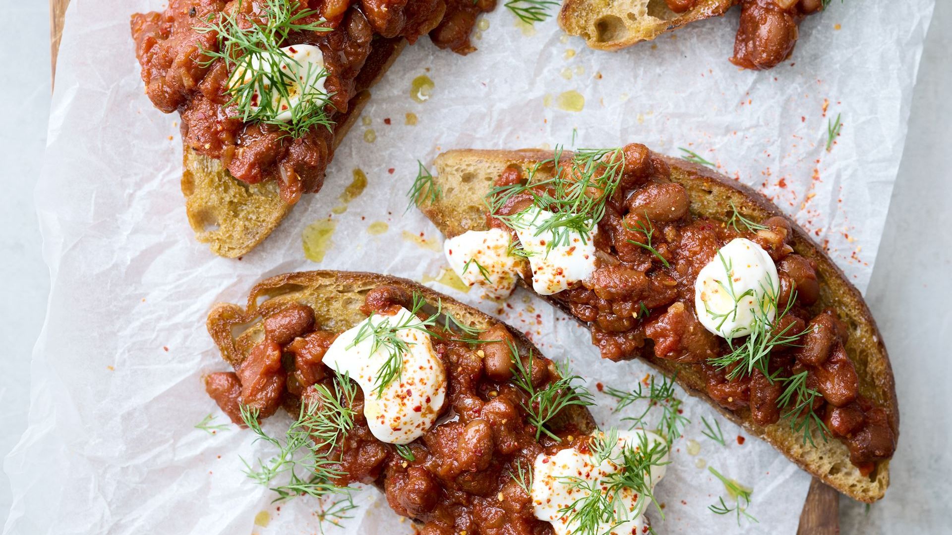 Baked beans på stegt brød