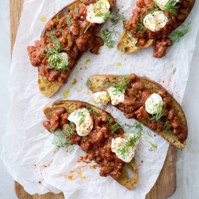 Baked beans på stegt brød