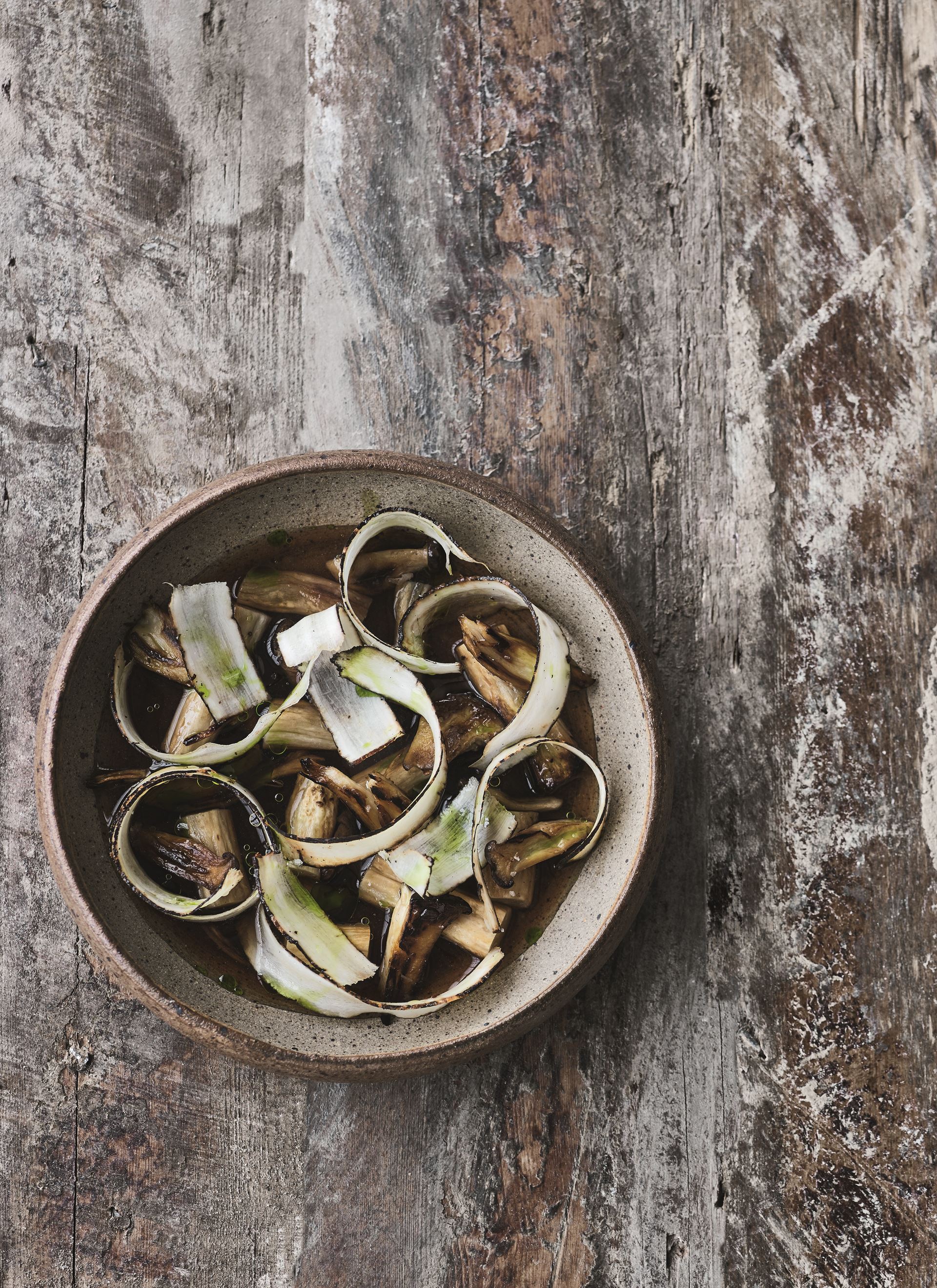 Bagt skorzonerrod i dashi med kørvelolie og stegte østershatte