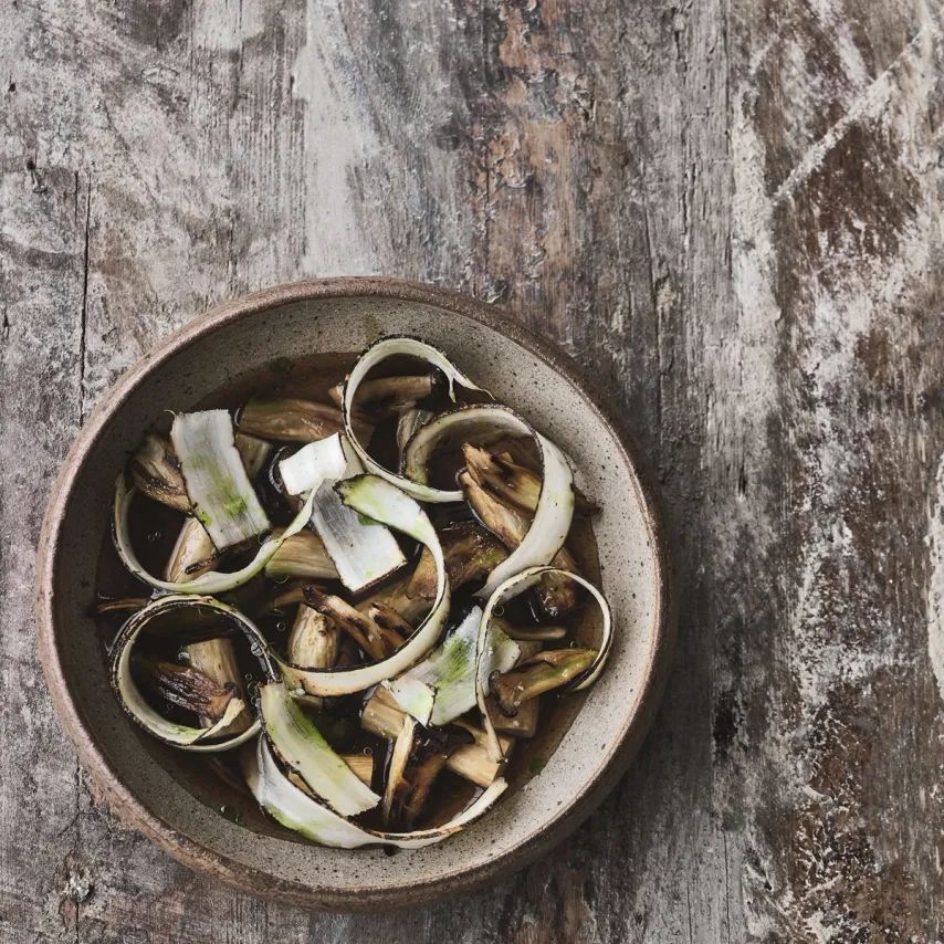 Bagt skorzonerrod i dashi med kørvelolie og stegte østershatte