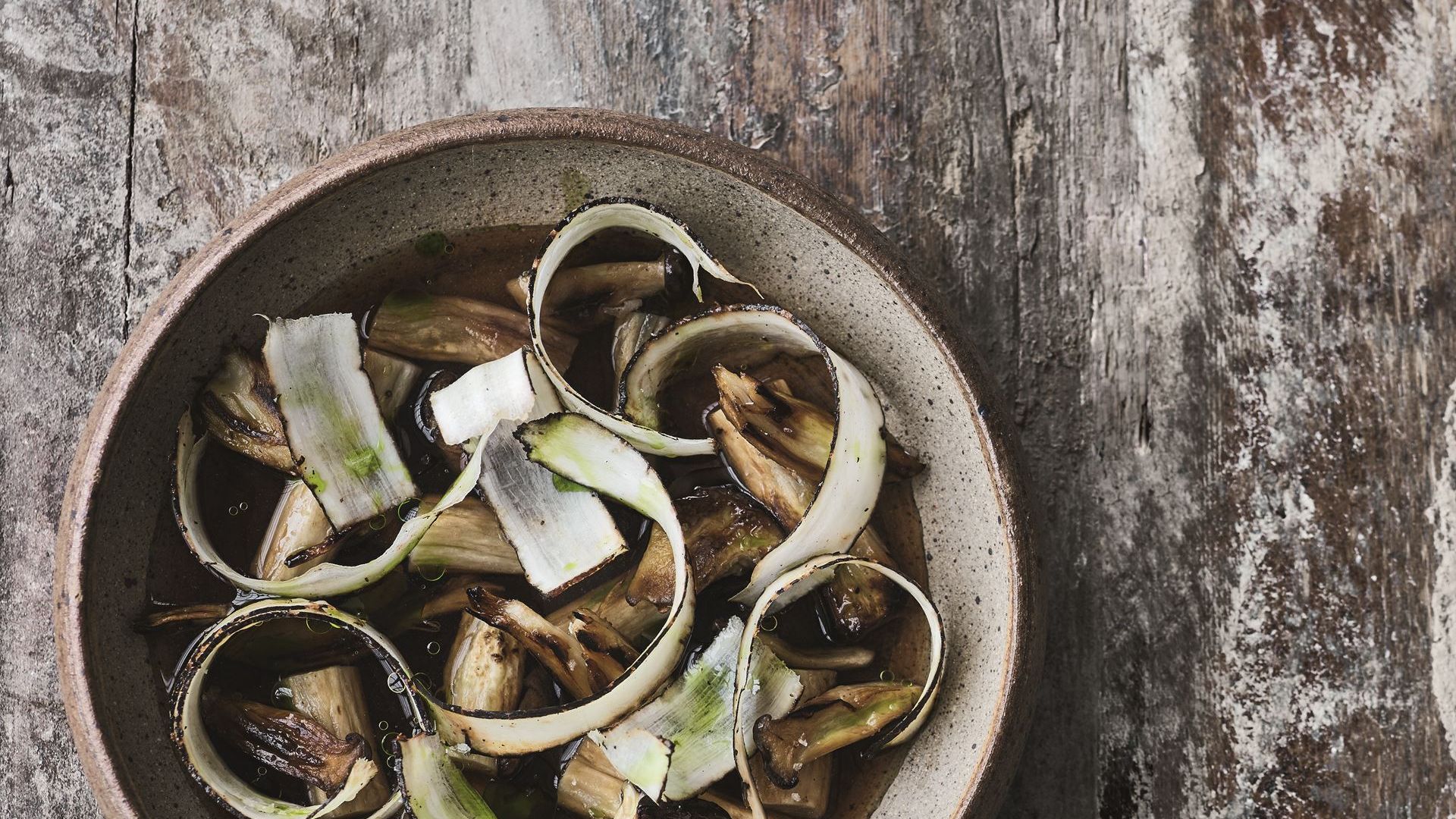 Bagt skorzonerrod i dashi med kørvelolie og stegte østershatte