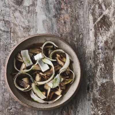 Bagt skorzonerrod i dashi med kørvelolie og stegte østershatte